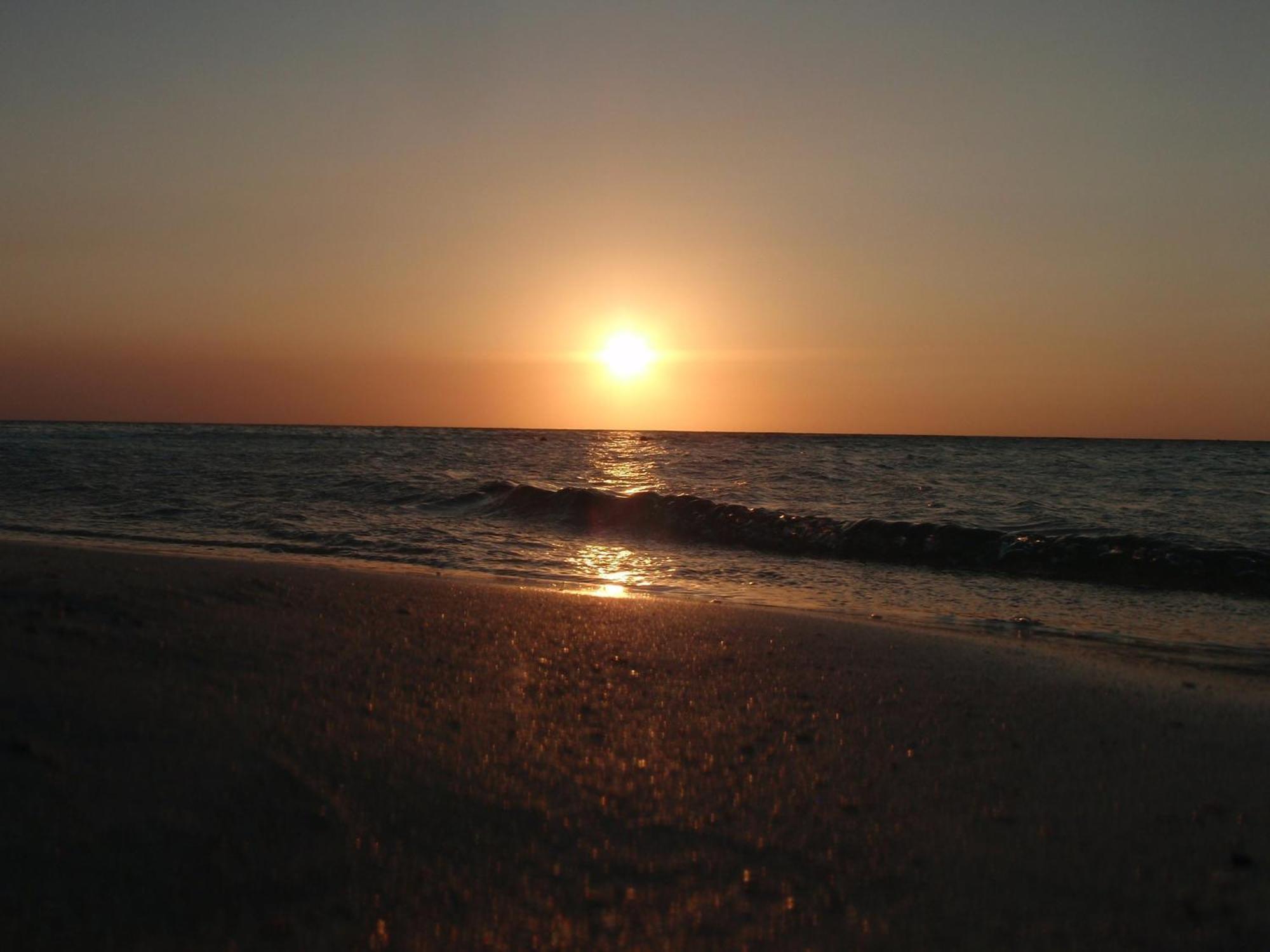 Infinity Bay Spa & Beach Resort West Bay Buitenkant foto